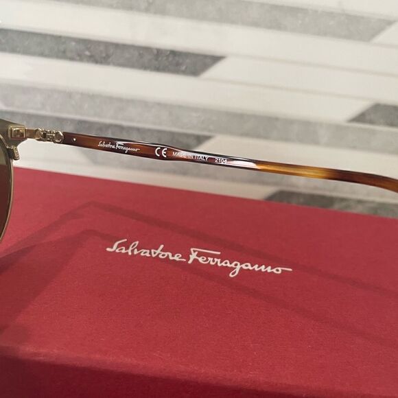 NIB SALVATORE FERRAGAMO SF2201S-723-53 Ladies Sunglasses